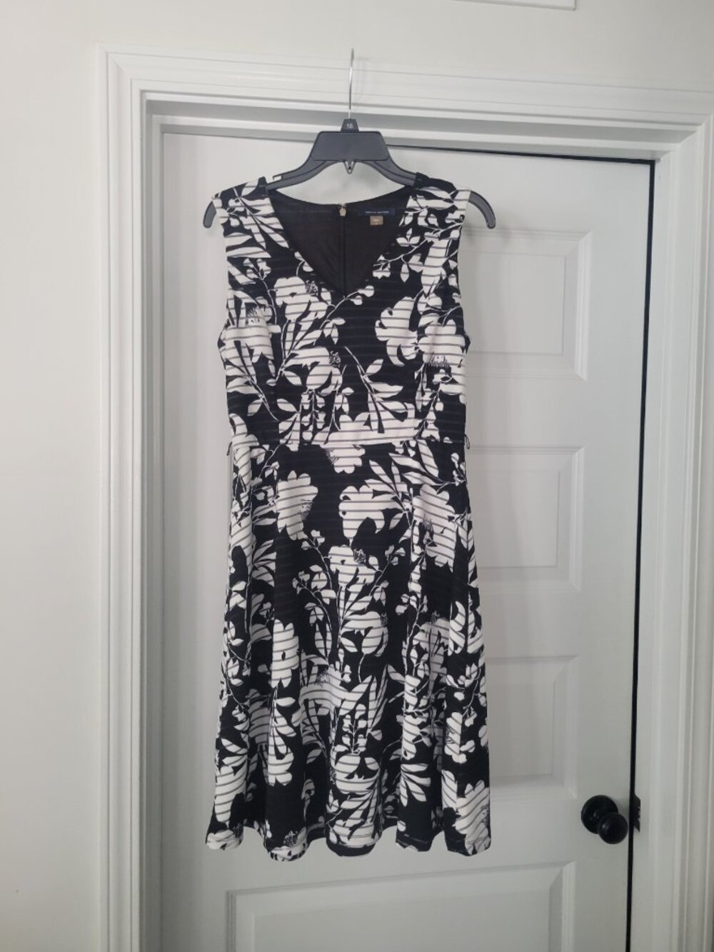 Tommy Hilfiger Knee Length Dress sz 6 Black White Floral Scuba Jersey Fit FLare